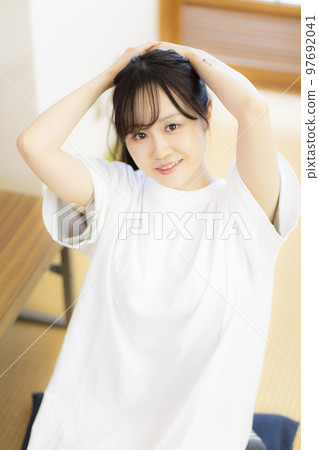 在日式房間穿好衣服。綁頭髮的女人 在日式房間穿好衣服。綁頭髮的女人 97692041