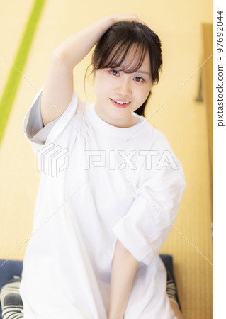 在日式房間穿好衣服。綁頭髮的女人 97692044