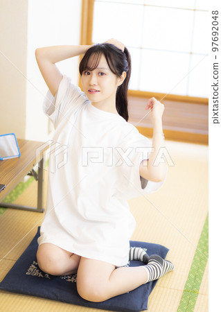 在日式房間穿好衣服。綁頭髮的女人 在日式房間穿好衣服。綁頭髮的女人 97692048