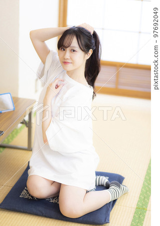 在日式房間穿好衣服。綁頭髮的女人 97692049