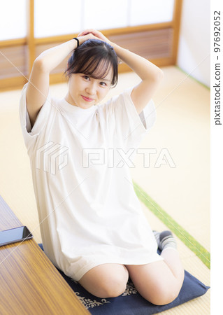 在日式房間穿好衣服。綁頭髮的女人 97692052