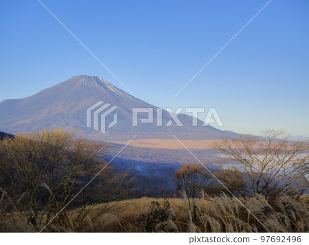 山梨縣霧中的富士山、薄原、山中湖 11 月 97692496