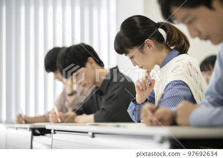 青年男女學習筆試圖片 97692634