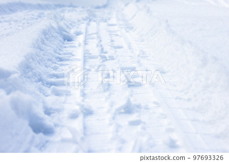 雪路上的車轍 97693326