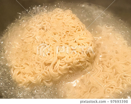 在鍋裡煮幹拉麵 在鍋裡煮幹拉麵 97693398