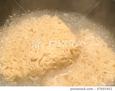 在鍋裡煮幹拉麵 在鍋裡煮幹拉麵 97693401