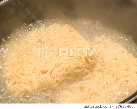 在鍋裡煮幹拉麵 在鍋裡煮幹拉麵 97693403