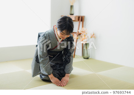 黑色紮染的日式房間 97693744