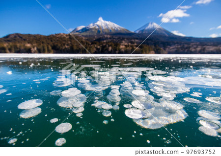 Onneto 湖和 Mt. Meakandake/Fuji Akan 的冰泡 Onneto 湖和 Mt. Meakandake/Fuji Akan 的冰泡 97693752