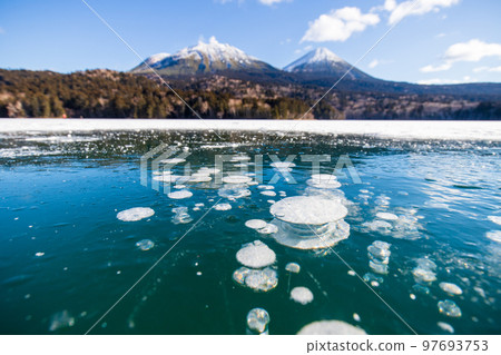 Ice bubble of Lake Onneto and Mt. Meakandake/Fuji Akan 97693753