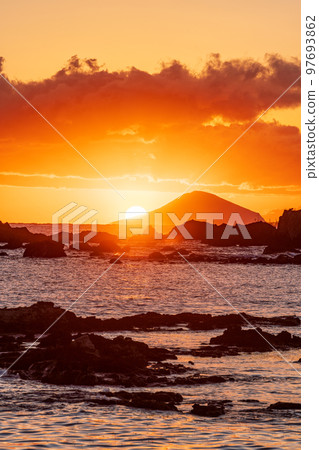 (Shizuoka Prefecture) Sunrise rising from Tsumekizaki, Izu, to Toshima Island, which is reminiscent of Mt. Fuji 97693862