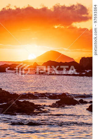 (Shizuoka Prefecture) Sunrise over Toshima seen from Tsumekizaki, Izu (Shizuoka Prefecture) Sunrise over Toshima seen from Tsumekizaki, Izu 97693864