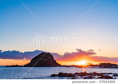 (Shizuoka Prefecture) Sunrise over Toshima seen from Tsumekizaki, Izu (Shizuoka Prefecture) Sunrise over Toshima seen from Tsumekizaki, Izu 97693868