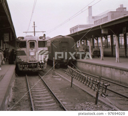 1964 Ueno Station Chihei Platform Diesel Limited Express Tsubasa Kiha 82 Tokyo 97694020