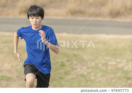 自願上樓梯訓練的初中男生 97695773