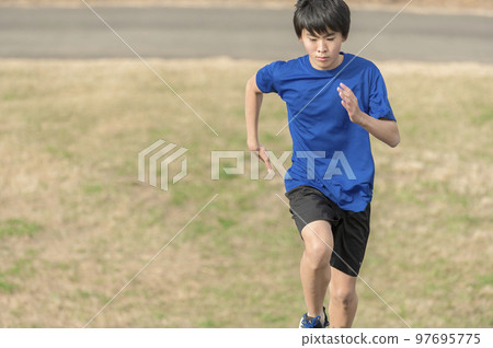 自願上樓梯訓練的初中男生 97695775