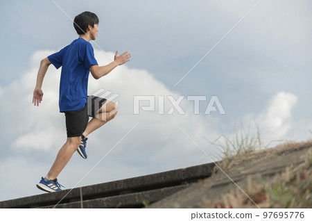 自願上樓梯訓練的初中男生 97695776