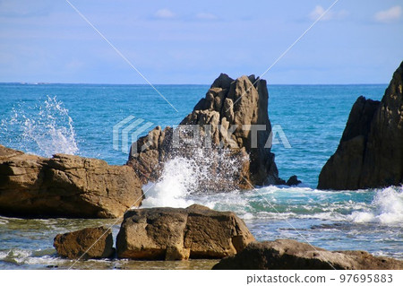 Hashigui Rock (Kushimoto Town, Wakayama Prefecture) 97695883