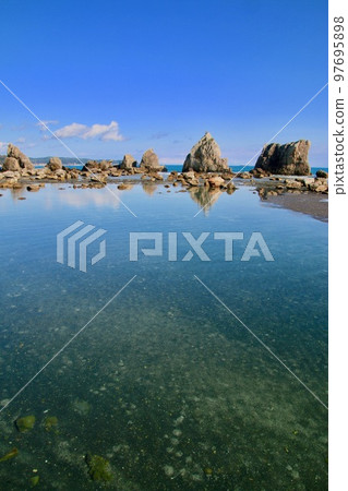 Hashigui Rock (Kushimoto Town, Wakayama Prefecture) Hashigui Rock (Kushimoto Town, Wakayama Prefecture) 97695898