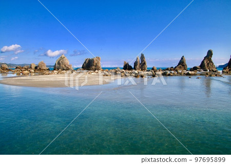 Hashigui Rock (Kushimoto Town, Wakayama Prefecture) 97695899