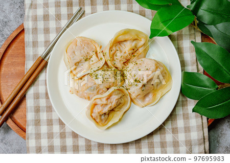 白盤上的韓國菜泡菜餃子菜 白盤上的韓國菜泡菜餃子菜 97695983