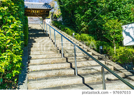 與平安時代女詩人伊勢有關的古寺伊勢寺正門。 與平安時代女詩人伊勢有關的古寺伊勢寺正門。 97697033