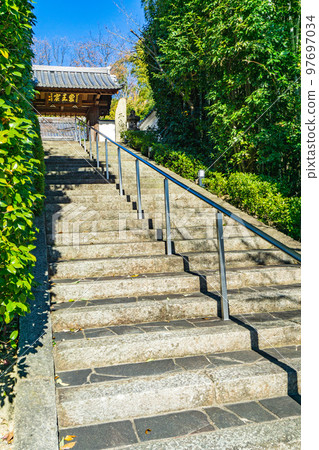 與平安時代女詩人伊勢有關的古寺伊勢寺正門。 97697034
