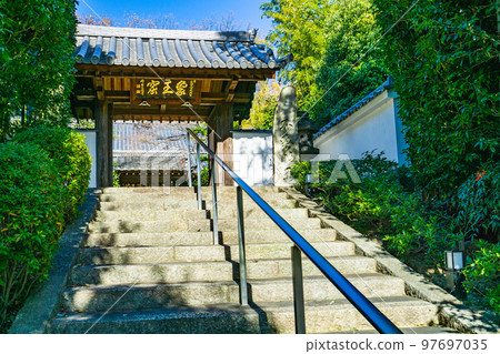 與平安時代女詩人伊勢有關的古寺伊勢寺正門。 與平安時代女詩人伊勢有關的古寺伊勢寺正門。 97697035