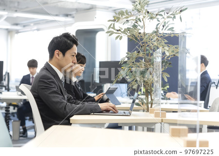 一個在免費地址辦公室工作的商人 97697225