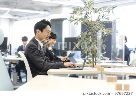 一個在免費地址辦公室工作的商人 97697227