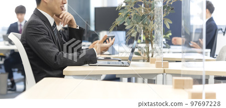 在免費地址辦公室工作的商人的圖像剪輯 97697228