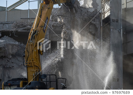 Building demolition: Watering the structure and large-scale splitting machine 97697689
