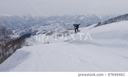 新潟縣南魚沼區湯澤町GALA湯澤滑雪場南區單板滑雪者跳傘 97698462