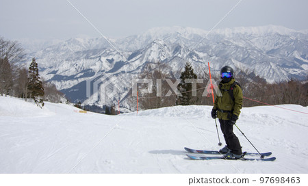 新潟縣南魚沼區湯澤町GALA湯澤滑雪場南區的滑雪者 97698463