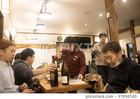 人們在酒會上大放異彩 人們在酒會上大放異彩 97698580
