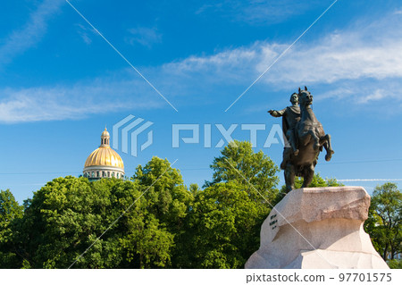 St.-Peterburg 24 april 2011 sun day: St. Isaac's Cathedral 97701575