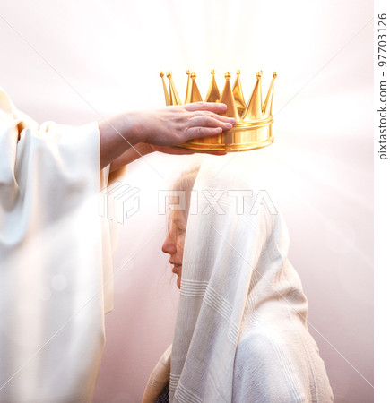 Hands placing a crown on a woman's head 97703126