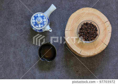烏龍茶倒入茶杯 烏龍茶倒入茶杯 97703972