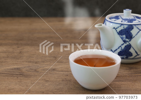 烏龍茶倒入茶杯 烏龍茶倒入茶杯 97703973
