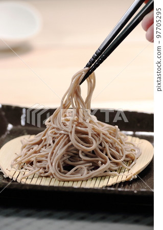 幹蕎麥麵,用筷子夾起蕎麥麵 幹蕎麥麵,用筷子夾起蕎麥麵 97705295