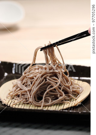 幹蕎麥麵,用筷子夾起蕎麥麵 幹蕎麥麵,用筷子夾起蕎麥麵 97705296