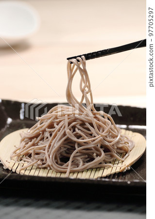 幹蕎麥麵,用筷子夾起蕎麥麵 幹蕎麥麵,用筷子夾起蕎麥麵 97705297