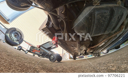 Replacing the car's studless tires Copy from below Replacing the car's studless tires Copy from below 97706221