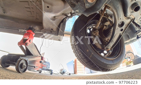 更換汽車的無釘輪胎 從下面複製 97706223