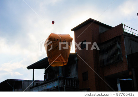 台灣十分老街的天燈 97706432