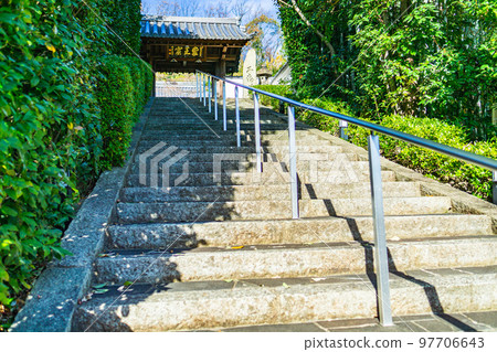 與平安時代女詩人伊勢有關的古寺伊勢寺正門。 與平安時代女詩人伊勢有關的古寺伊勢寺正門。 97706643