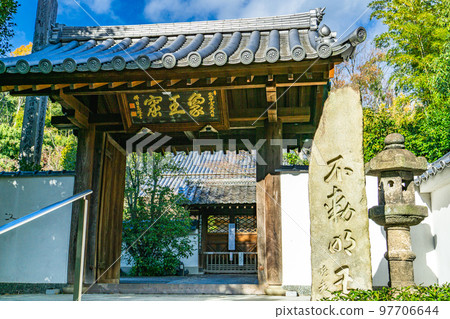 與平安時代女詩人伊勢有關的古寺伊勢寺正門。 與平安時代女詩人伊勢有關的古寺伊勢寺正門。 97706644