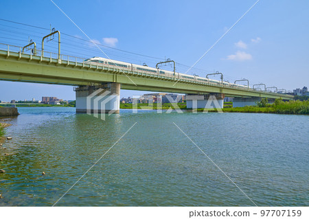 從東京 Komae 的多摩河看小田急多摩川大橋 97707159