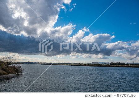Black clouds floating in the sky of Yodo River 97707186