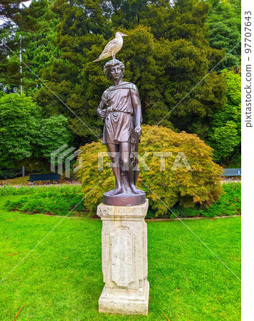 Seagull sculpture botanical park Cristal 97707643